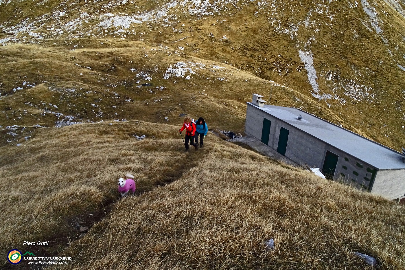 58 Dal bivacco saliamo alla Croce di Zorzone.JPG -                                